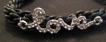 Svart kumihimo armband med LOVE plakett